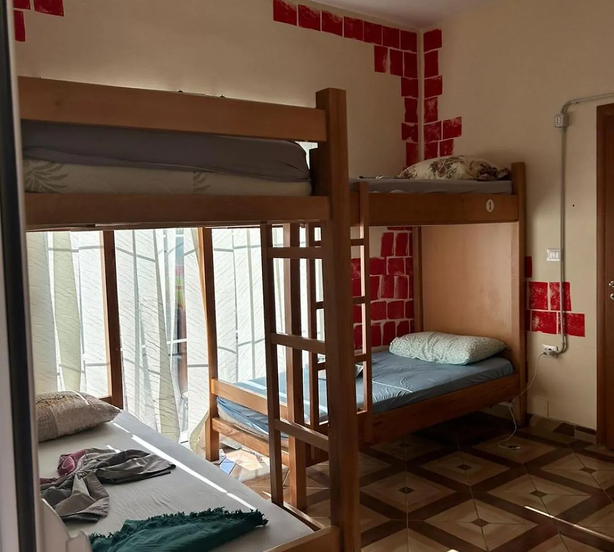 The Secret Garden Inn Hostel ティラナ